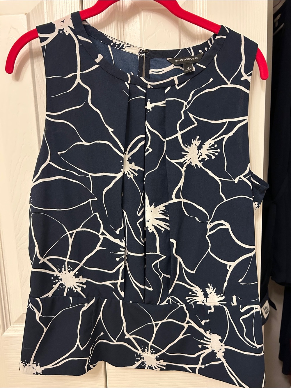 Banana Republic Navy and White Floral Pleated Sleeveless Blouse